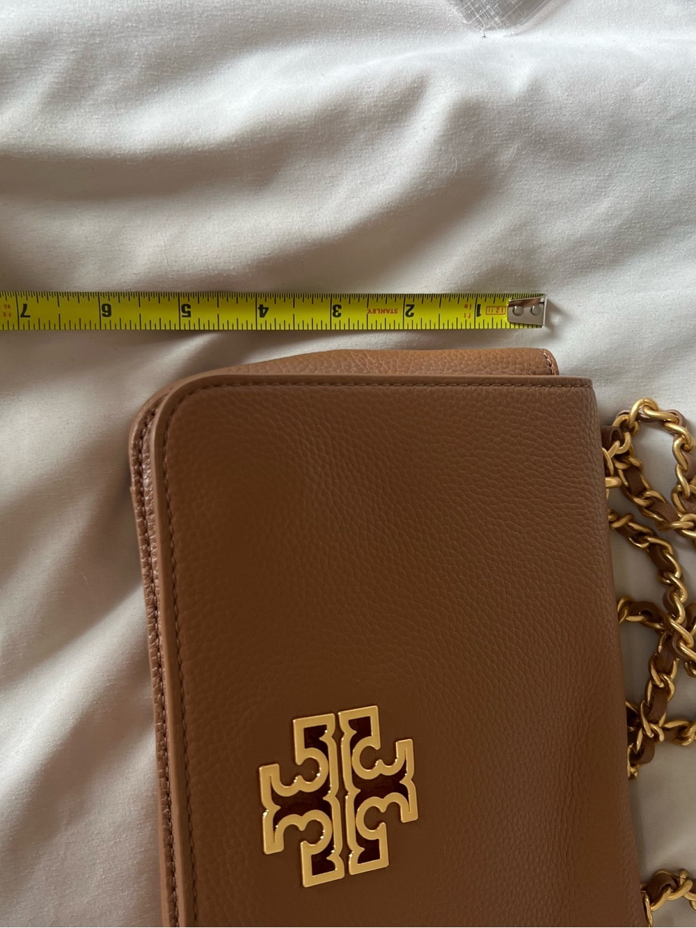 Tory Burch Pebbled Leather Chain Wallet in Camel with Gold Logo